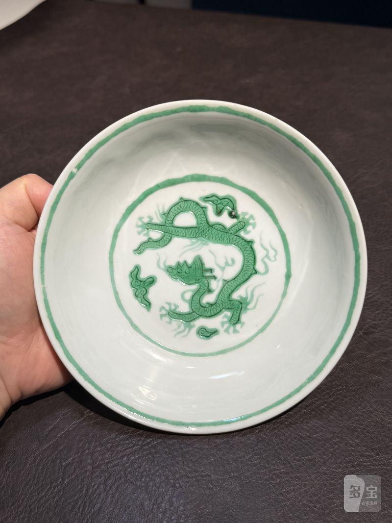 清康熙 仿弘治白地暗刻海水绿彩龙纹盘 - 图5